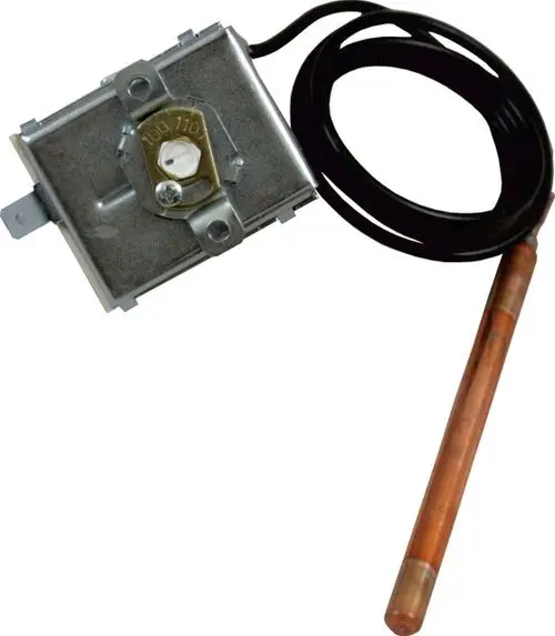 Sicherheitstemperaturwächter von Wolf mit einem Metallgehäuse und einer langen Temperaturfühler-Sonde. Kabel für elektrische Verbindung sichtbar.